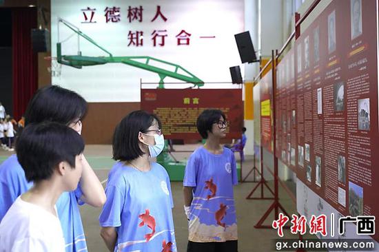 中学生在“百年英烈”全区巡回展览（玉林站）参观。俸莲  供图