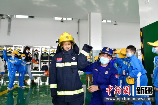 新疆昌吉开展安全“童”行实践活动 萌娃趣味中掌握消防知识