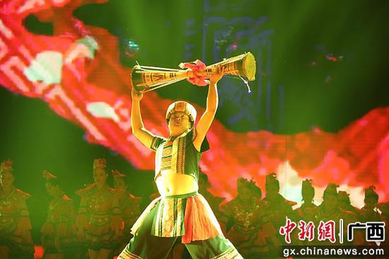资料图：2020年11月28日晚，第十六届中国瑶族盘王节在金秀开幕。廖晨言  摄