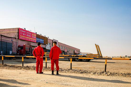 五年4万公里 中国石油新疆油田干部用脚步丈量输气管线