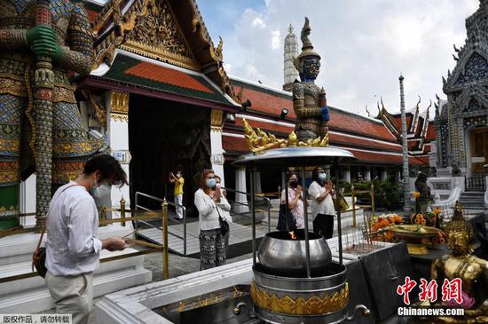 当地时间11月1日，泰国曼谷大皇宫重新开放。10月29日，泰国首都曼谷市市长阿萨文公布该市自11月1日起恢复对国际游客开放的相关规定，强调恢复旅游业须与严格防疫措施并行。