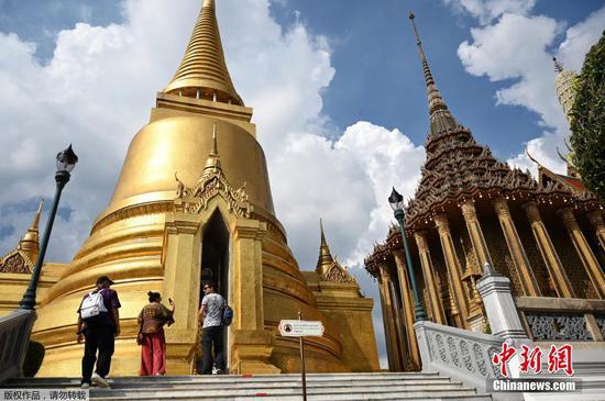 当地时间11月1日，泰国曼谷大皇宫重新开放。10月29日，泰国首都曼谷市市长阿萨文公布该市自11月1日起恢复对国际游客开放的相关规定，强调恢复旅游业须与严格防疫措施并行。