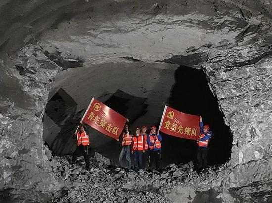 党旗高高飘扬在黄家坝隧道施工现场