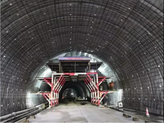 施工中的工农隧道