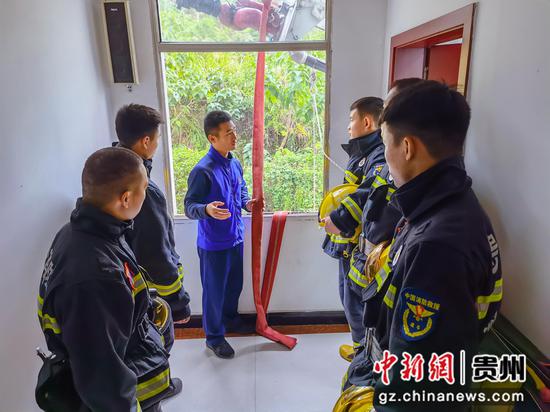 图为消防员在训练中。万山消防供图