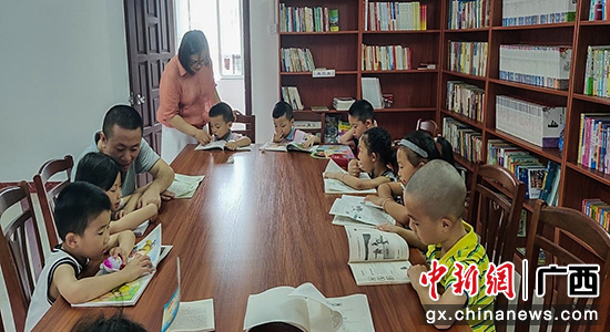 图为兴安镇朝阳社区少儿在“农家读书角””读书学习。龙丽萍 摄