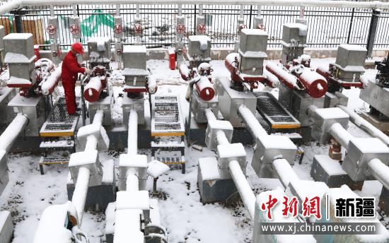 新疆油田员工做好雪中巡检及设备维护。新疆油田供图