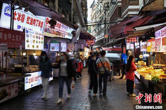 11月5日，市民在捞沙巷内选择小吃。　瞿宏伦 摄