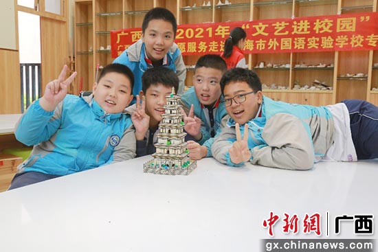 学生展示制作好的中国古塔。
