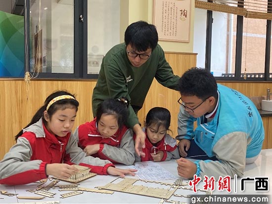 文艺志愿者崔斌老师讲授中国古塔赏析与制作。