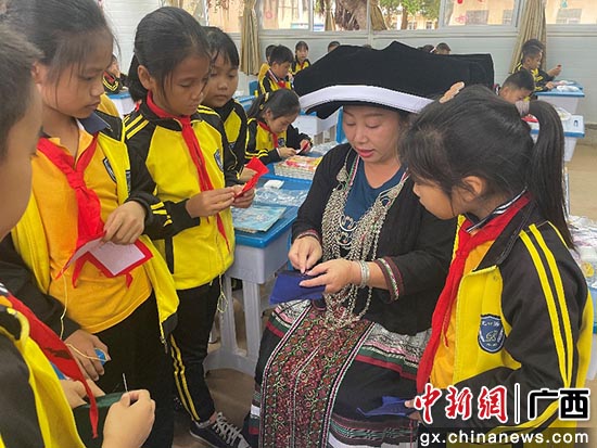 广西区级苗族刺绣非遗传承人杨云老师讲授刺绣香包。