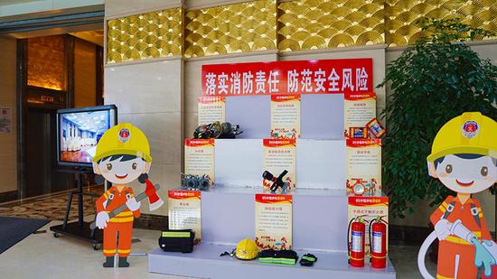图为广汇中天广场大厅消防主题展列。