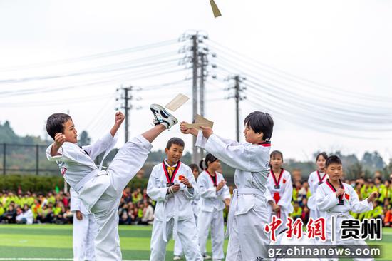 黔西市锦绣学校举行体育艺术文化节，学生在表演跆拳道。