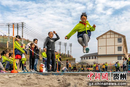 贵州省黔西市锦绣学校举行体育艺术文化节，学生在进行跳远比赛。
