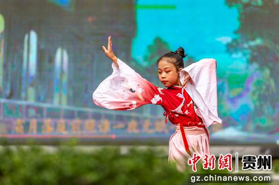 贵州省黔西市第一小学举行校园才艺展演，学生在进行舞蹈表演。