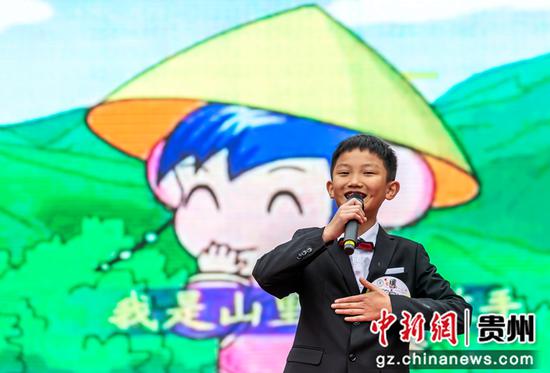 贵州省黔西市第一小学举行校园才艺展演，学生在进行独唱表演。