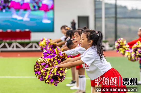 贵州省黔西市锦绣学校举行体育艺术文化节，学生在跳啦啦操。