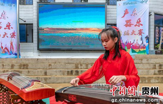 贵州省黔西市第一小学举行校园才艺展演，学生在进行古筝演奏。