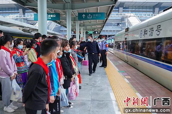 孩子们在柳州站观看动车组发车过程，感受高铁速度。江晓  摄