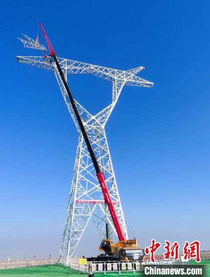 伊犁-博州-乌苏-凤凰II回750千伏输电线路工程投运后将提升新疆电网稳定运行水平。　范江江 摄