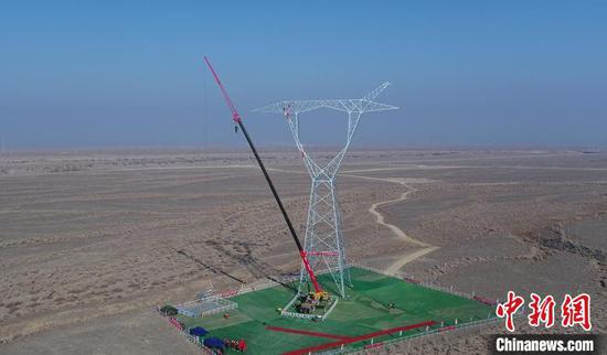 新疆伊犁-博州-乌苏-凤凰II回750千伏输电线路工程进入铁塔组立阶段。　王伽　摄