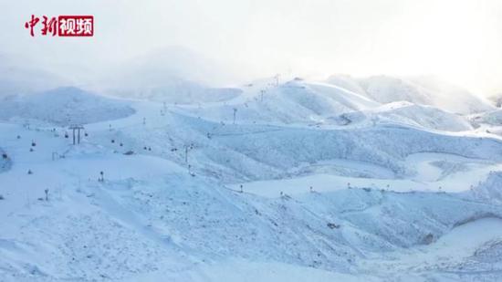 实拍新疆一滑雪场造雪机昼夜造雪 助力冰雪旅游