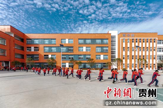 贵州省黔西市惠风学校开展消防安全演练，学生在进行疏散逃生演练。