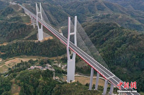 11月9日，航拍贵州都安高速云雾大桥。 瞿宏伦 摄