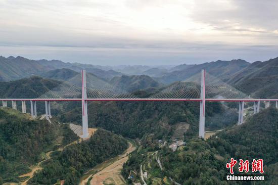 11月9日，航拍贵州都安高速云雾大桥。 瞿宏伦 摄