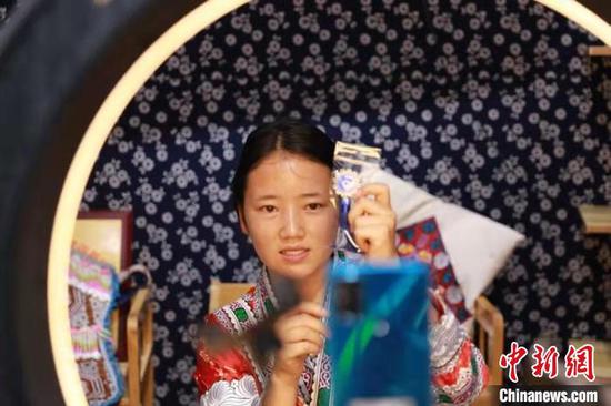 杨文丽蜡染刺绣工厂的绣娘在直播带货。　受访人供图