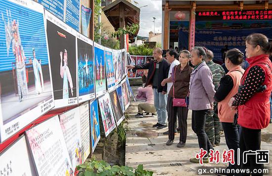 图为三江侗族自治县民众观看图片展。柳州群众艺术馆 供图
