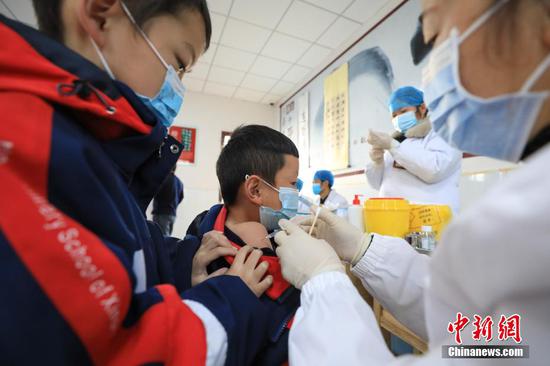 一名小学生在接种疫苗。 瞿宏伦 摄