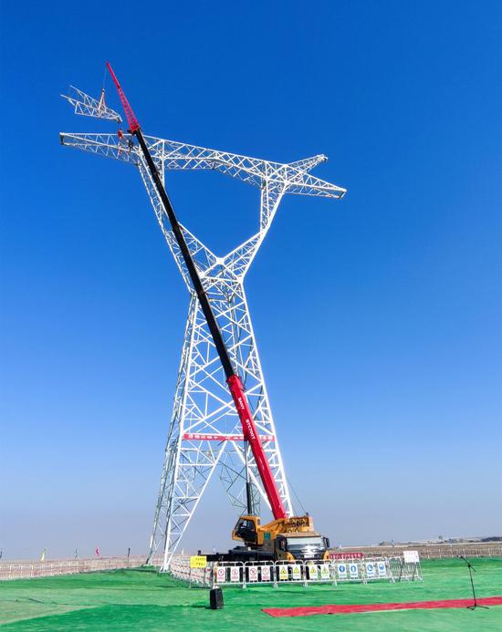 伊犁-博州-乌苏-凤凰II回750千伏输电线路工程开展铁塔组立作业。滚艳 摄