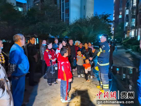图为黄平县拥军路消防救援站指挥员阮炜向现场居民传达安全常识。