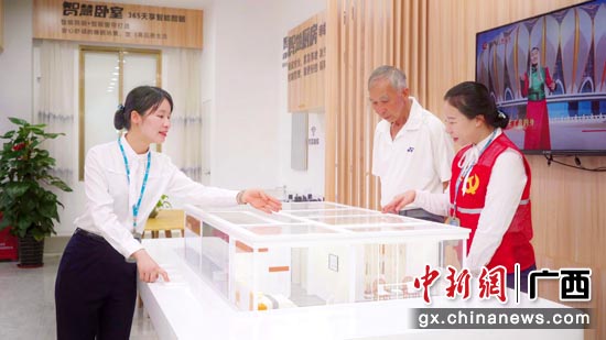 中国移动“银发服务”助力老人“敢触网、善用网”。