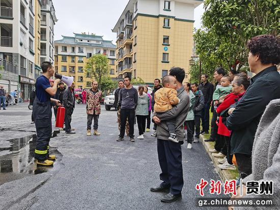 图为锦屏县消防救援大队“以案说教”现场。