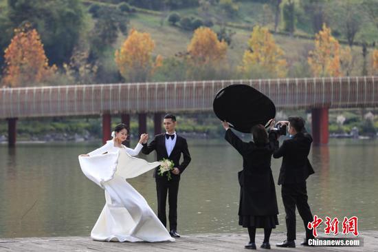 11月10日，市民在白鹭湖公园内拍摄婚纱照。 瞿宏伦 摄