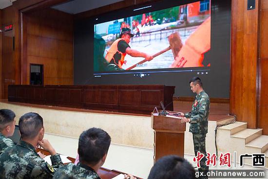 武警参赛选手正在进行现场教学。唐荣辉 宁嘉勇  摄影报道