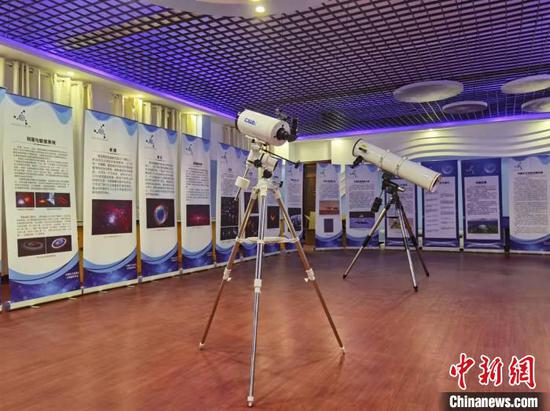 民进云南省委与贵州省科协向安龙学校捐赠的天文器材。　郭胜 摄