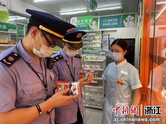 台州市市场监管局监管人员在药店检查。  陈鸯鸯 摄