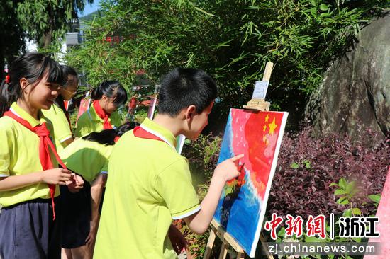 开化一小学举办学生美术展。汪东福 摄