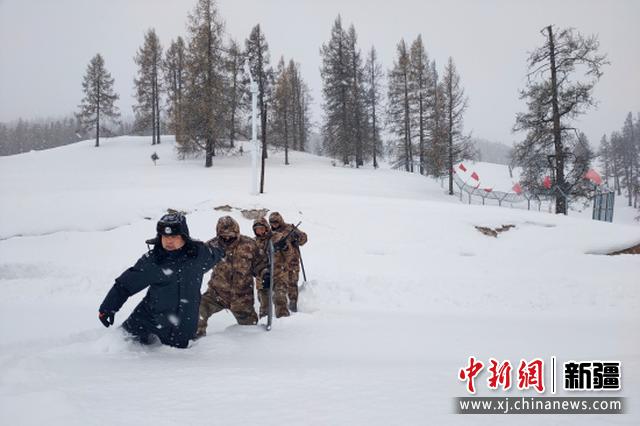 新疆民輔警及護邊員冒雪巡邏