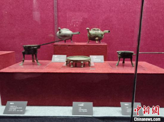 秦汉时期后贵州与镇江地区出土的青铜器文物。　周燕玲 摄