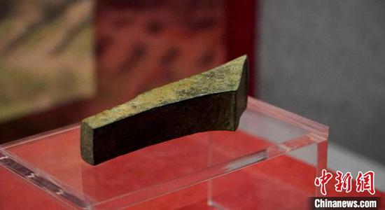 贵州鸡公山遗址出土，首次展出的商周时期青铜锛。　应腾 摄