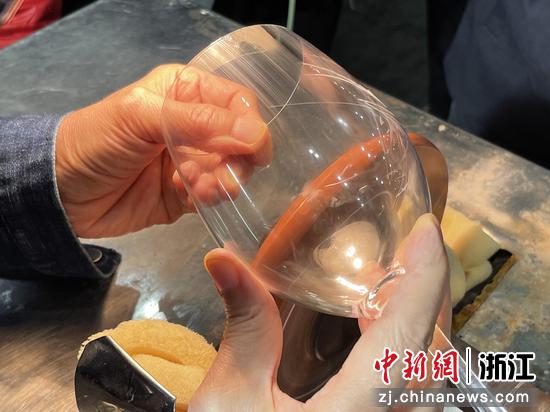 　　浙江省非物质文化遗产代表性保护项目“台州玻璃雕刻技艺”传承人吴刚在玻璃杯上雕刻。 童笑雨 摄