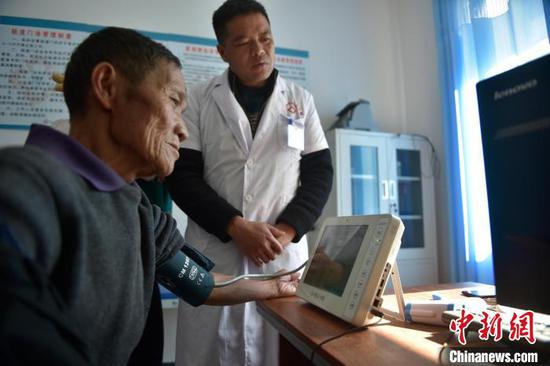 村民在澳门援建的从江县西山镇小翁村卫生室看病就医。　吴德军 摄