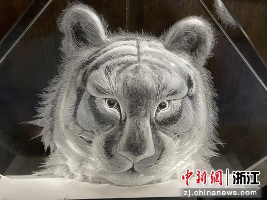 在玻璃上雕刻的老虎栩栩如生。 童笑雨 摄