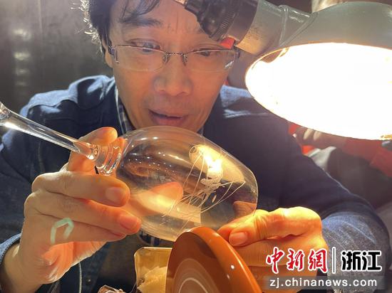 　　 浙江省非物质文化遗产代表性保护项目“台州玻璃雕刻技艺”传承人吴刚在玻璃杯上雕刻。 童笑雨 摄