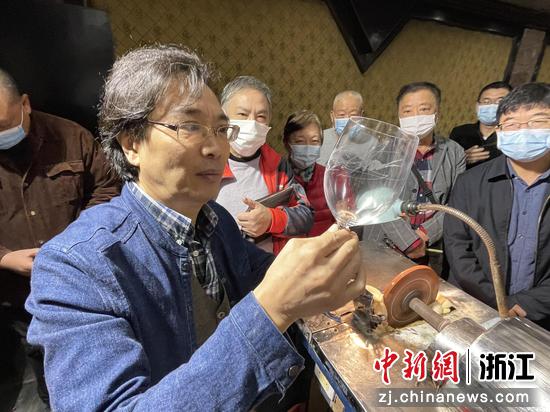 　　浙江省非物质文化遗产代表性保护项目“台州玻璃雕刻技艺”传承人吴刚展示雕刻好的玻璃杯。 童笑雨 摄
