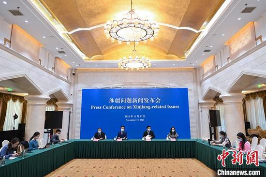 　　11月17日，新疆维吾尔自治区涉疆问题新闻发布会在北京举行。 中新社记者 张兴龙 摄

